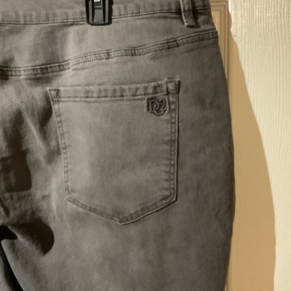 🖤🩶NWT DG2 Diane Gilman Classic Stretch Dip-Dye Cropped Jeans in Black🩶🖤 - Picture 8 of 9